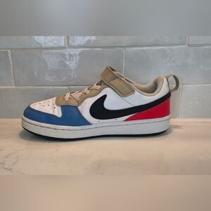Nike Kids Low-Top Sneakers in White/Blue/Red/Tan/Navy